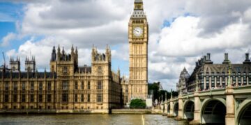 La GB segue una nave spia russa vicino le acque territoriali