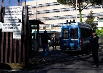 La Procura indaga sui siti sessisti che condividono foto di donne spogliate con l'IA