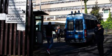 La Procura indaga sui siti sessisti che condividono foto di donne spogliate con l'IA