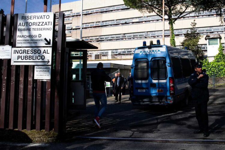 La Procura indaga sui siti sessisti che condividono foto di donne spogliate con l'IA