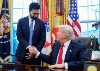 La stretta di mano tra trump e Mamdani