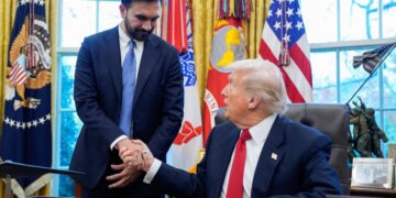 La stretta di mano tra trump e Mamdani