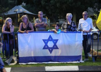 L'attesa dell'arrivo di uno dei corpi degli ostaggi di Hamas