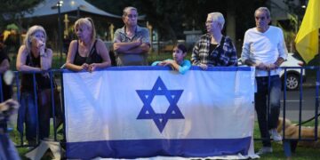 L'attesa dell'arrivo di uno dei corpi degli ostaggi di Hamas