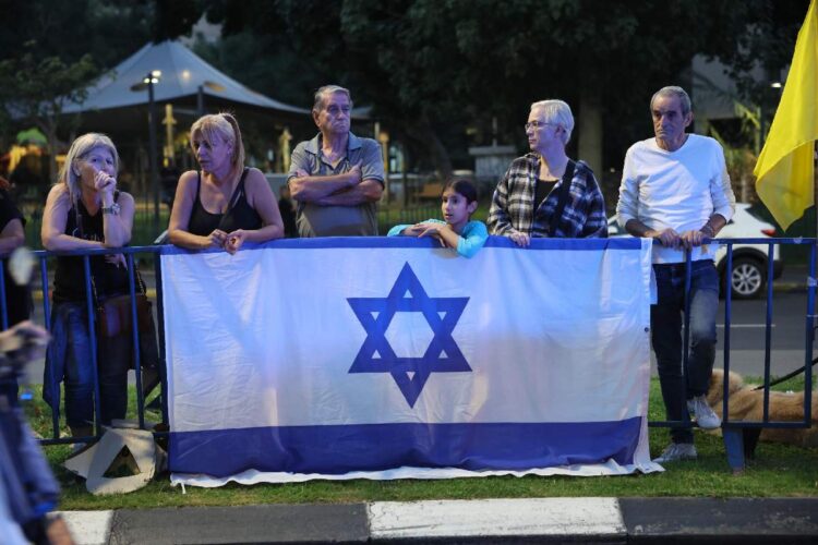 L'attesa dell'arrivo di uno dei corpi degli ostaggi di Hamas