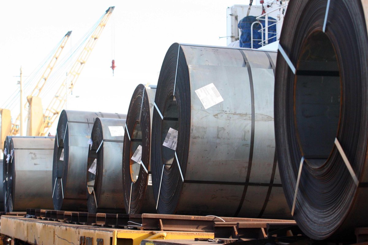 L'cciaio prodotto nello stabilimento dell'Ilva fermo in banchina del porto di Taranto