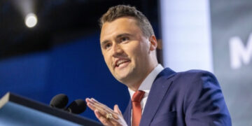 Le accuse a Parigi per l'omicidio di Charlie Kirk