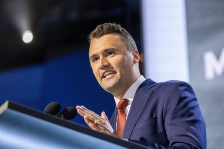 Le accuse a Parigi per l'omicidio di Charlie Kirk