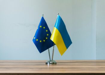 Le bandiere dell'Ucraina e della Ue