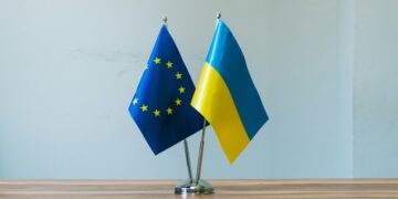 Le bandiere dell'Ucraina e della Ue