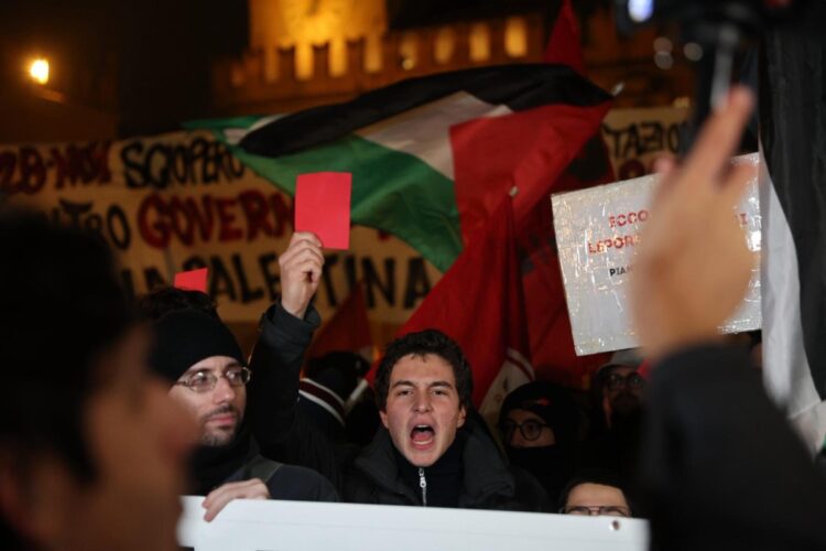 Manifestanti Pro Pal in piazza Maggiore, ribattezzata per l'occasione piazza Gaza, in occasione del corteo organizzato dall'Assemblea 'Blocchiamo Tutto' per contestare lo svolgimento della partita di Eurolega basket tra Virtus Bologna e Maccabi Tel Aviv in programma al Paladozza, 21 novembre 2025.
/////
Pro Pal protesters during the march organized by the "Blocchiamo tutto" ("Let's block everything") assembly to protest the Euroleague basketball match between Virtus Bologna and Maccabi Tel Aviv, in Bologna, Italy, 21 November 2025.
ANSA/MAX CAVALLARI