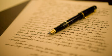 Come un foglio scritto oggi può illuminare chi saremo domani