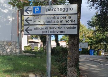 L'ingresso e una veduta esterna del tribunale per i minori dell'Aquila