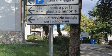 L'ingresso e una veduta esterna del tribunale per i minori dell'Aquila