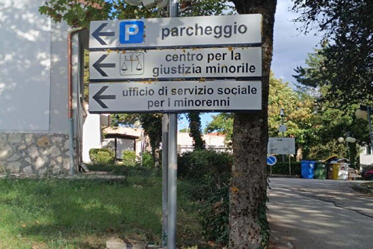 L'ingresso e una veduta esterna del tribunale per i minori dell'Aquila