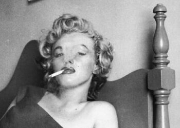 Marilyn Monroe con una sigaretta in bocca