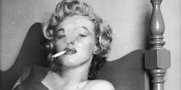 Marilyn Monroe con una sigaretta in bocca