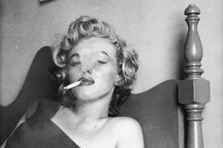 Marilyn Monroe con una sigaretta in bocca