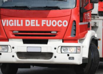 Muore nell'incendio di un palazzo di Milano una donna di 80 anni
