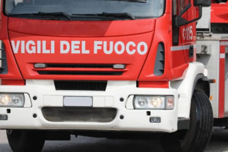 Muore nell'incendio di un palazzo di Milano una donna di 80 anni