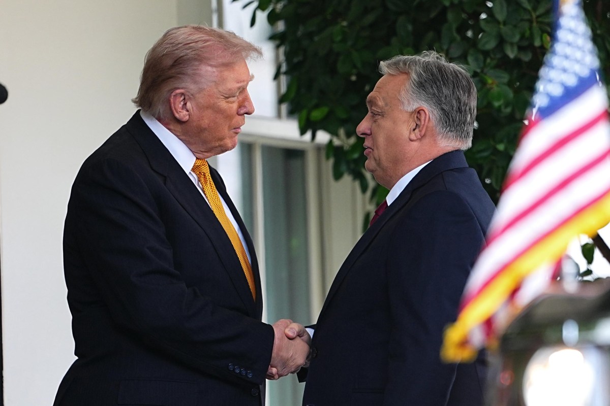 Orban e Trump si stringono la mano dopo gli accordi energetici alla Casa Bianca