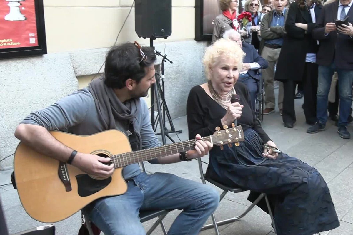 Ornella Vanoni canta con il pubblico fuori dal Piccolo Teatro Grassi di Milano