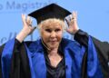 Ornella Vanoni mentre riceve la laurea ad honorem