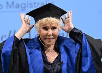 Ornella Vanoni mentre riceve la laurea ad honorem