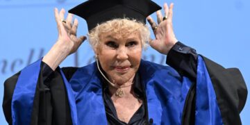 Ornella Vanoni mentre riceve la laurea ad honorem