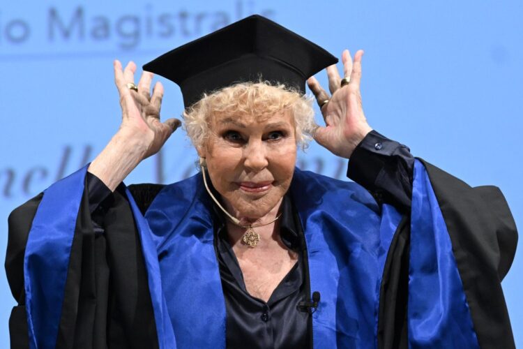 Ornella Vanoni mentre riceve la laurea ad honorem