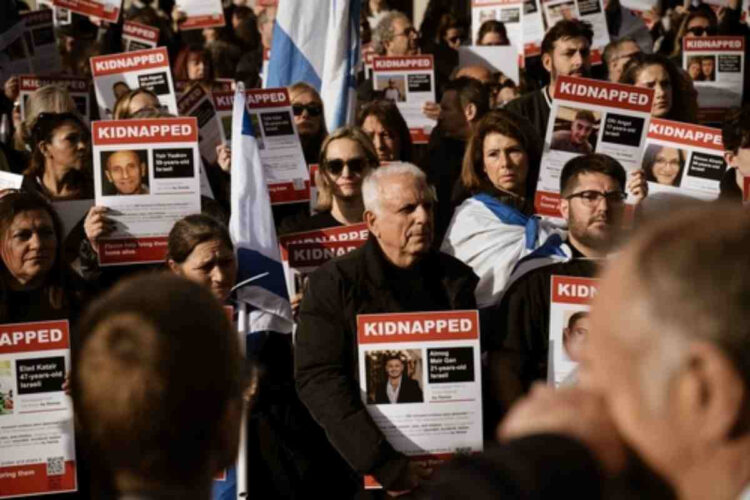 Padre di un ostaggio contro il governo di Israele