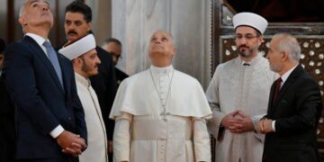Papa Leone XIV visita la Mosche Blu di Istanbul