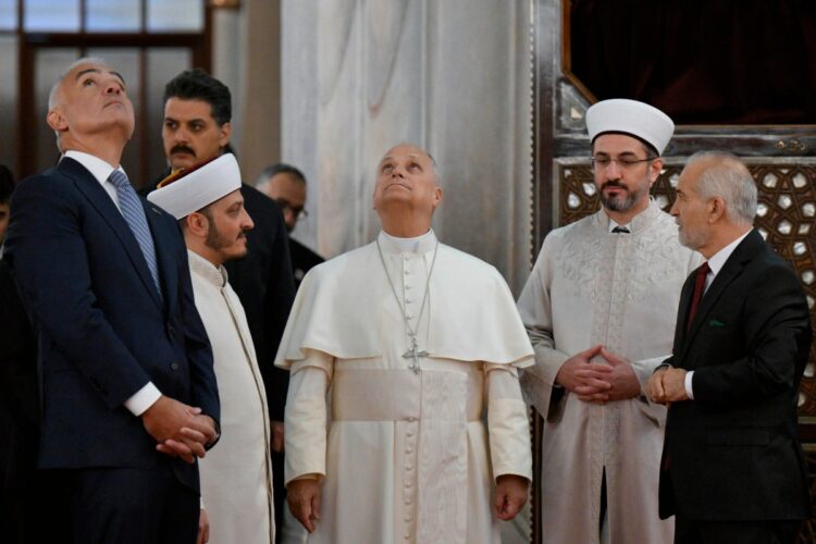 Papa Leone XIV visita la Mosche Blu di Istanbul