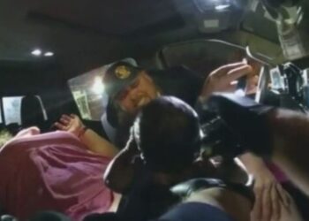 Poliziotto fa nascere una bimba sul ciglio della strada con l'aiuto telefonico del fratello