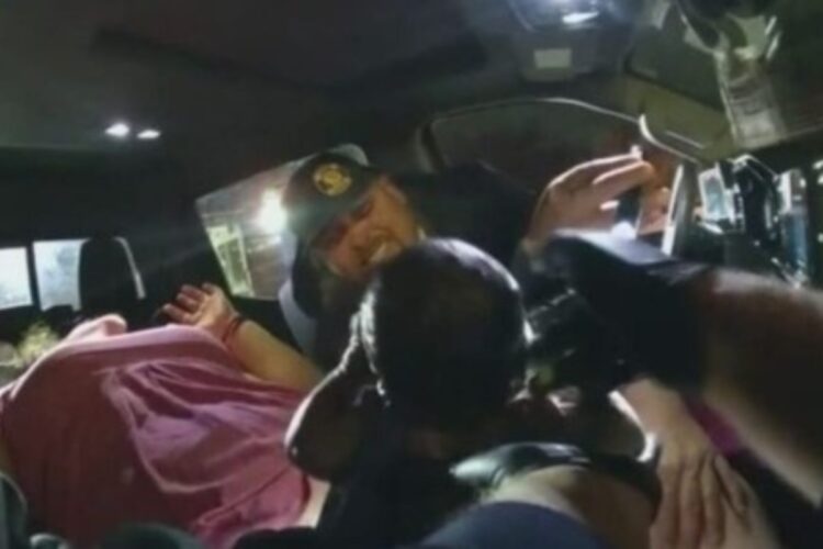 Poliziotto fa nascere una bimba sul ciglio della strada con l'aiuto telefonico del fratello