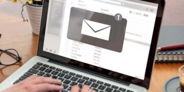 Come la punteggiatura nelle mail cambia relazioni, toni e perfino produttività