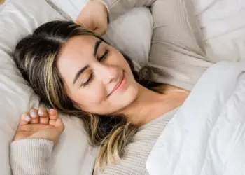 Non è “solo dormire”: cosa fa il cervello nelle ore in cui pensiamo di essere spenti