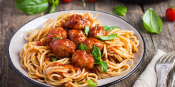 La vera storia degli spaghetti con le polpette e perché non sono nati in Italia