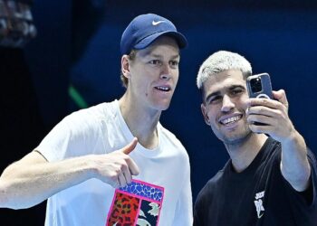 Sinner e Alcaraz intenti a farsi un selfie