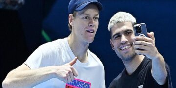 Sinner e Alcaraz intenti a farsi un selfie