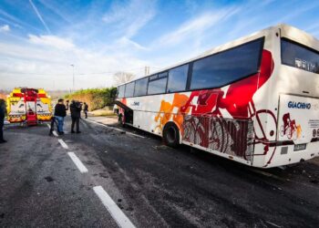 Un autobus scolastico e un'auto si sono scontrati stamattina nel Torinese