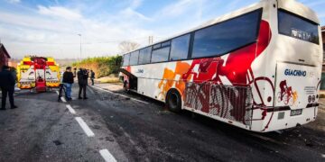 Un autobus scolastico e un'auto si sono scontrati stamattina nel Torinese