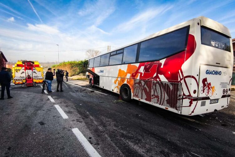 Un autobus scolastico e un'auto si sono scontrati stamattina nel Torinese