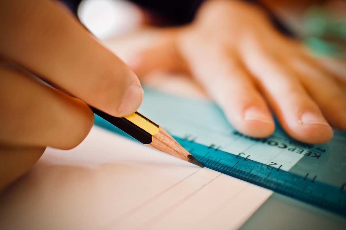 Un bambino che usa un righello