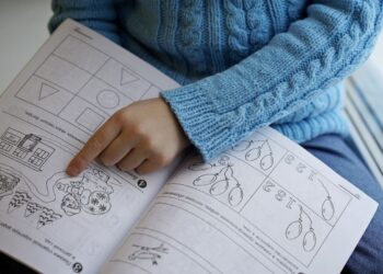 Un bambino intento a studiare