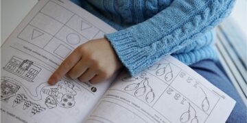 Un bambino intento a studiare