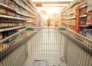 Un carrello della spesa in un supermercato