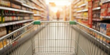 Un carrello della spesa in un supermercato