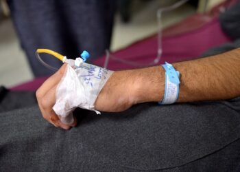 Un uomo ferito in seguito all'attacco kamikaze in Pakistan