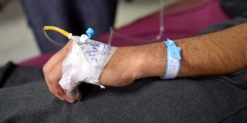 Un uomo ferito in seguito all'attacco kamikaze in Pakistan